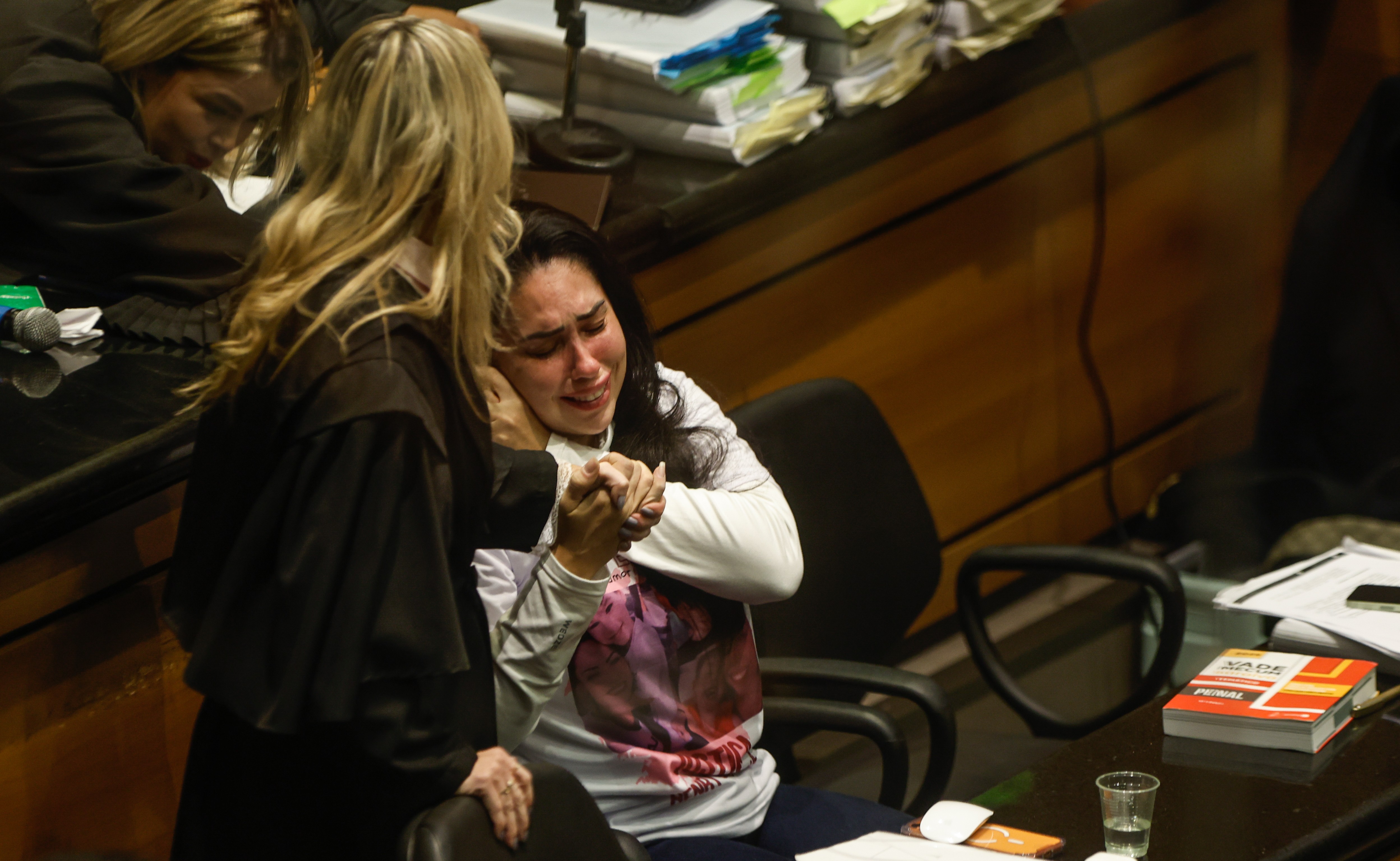Monique Medeiros passa mal durante exibição de fotos da necropsia de Henry Borel e julgamento segue sem ela