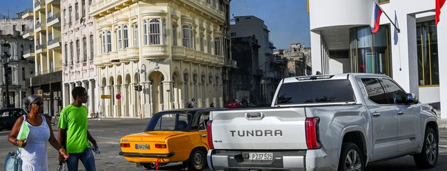 Pickup Toyota Tundra estacionada ao lado de clássico em Havana — Foto: AFP