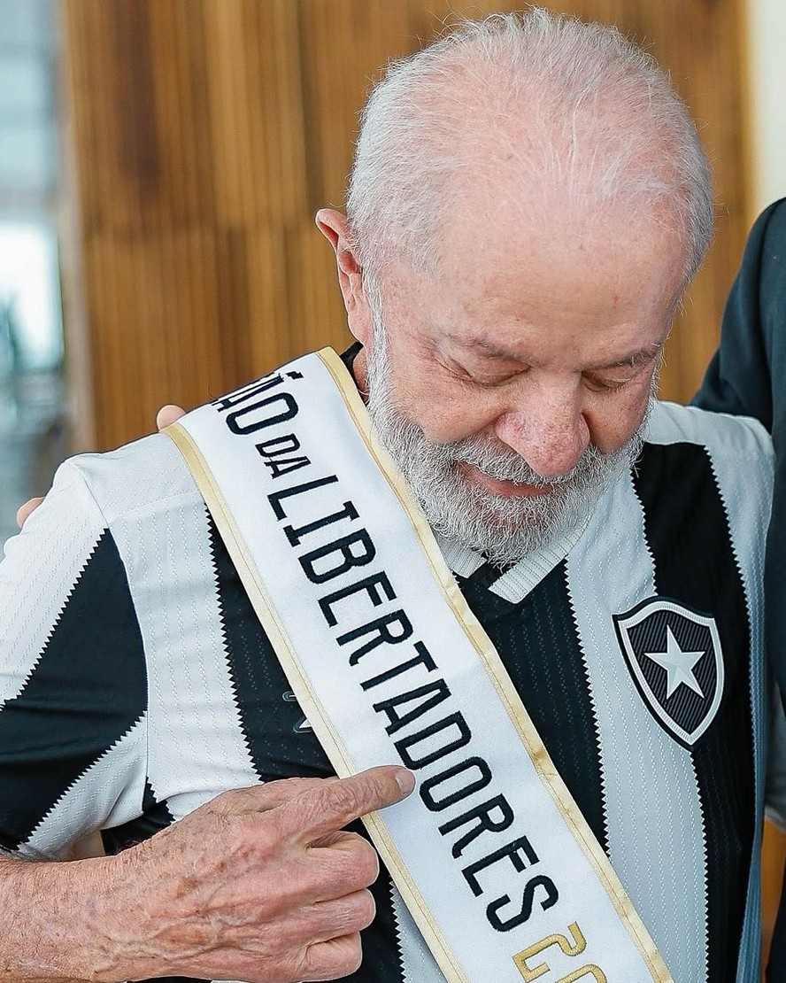 Lula com camisa do Botafogo e faixa de campe&atilde;o da Libertadores