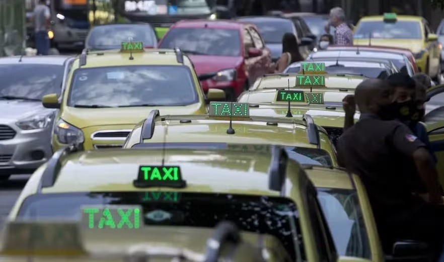 Taxistas raramente sofrem de Alzheimer, mostra estudo: mapas mentais complexos e raciocínio espacial protegem o cérebro - QTU Questões do Universo
