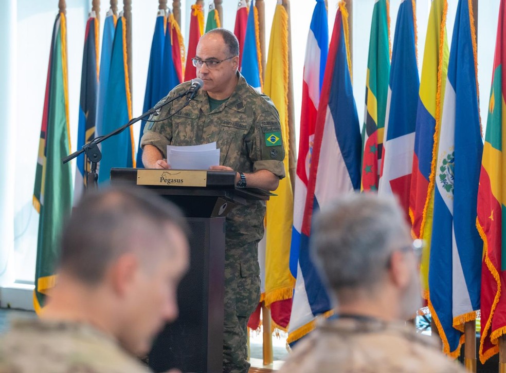 O comandante Leonel Mariano da Silva Junior, chefe do Estado-Maior da Divisão Litorânea, apresenta dados do Brasil no Mecodex — Foto: Comissão de Defesa Civil da Guiana
