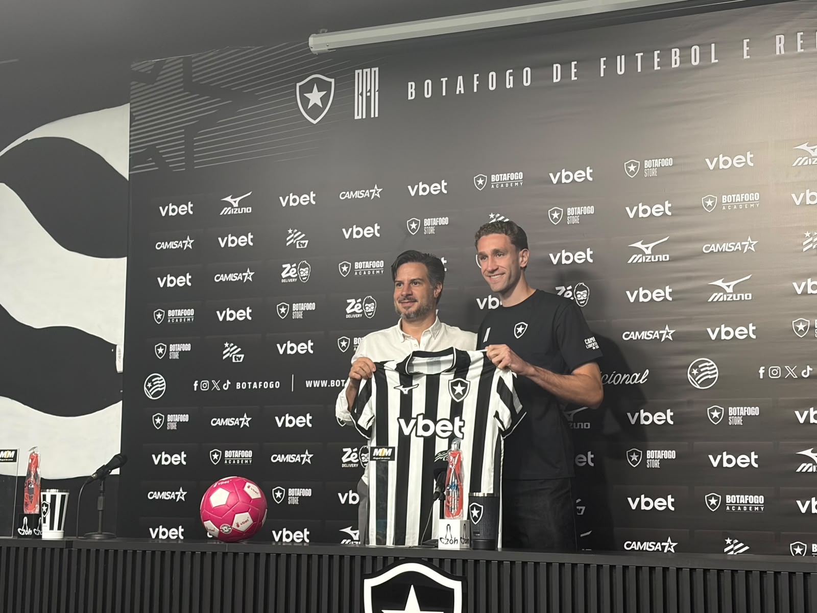Botafogo apresenta zagueiro Arthur Chaves, oitavo reforço da equipe na janela de transferências - Foto