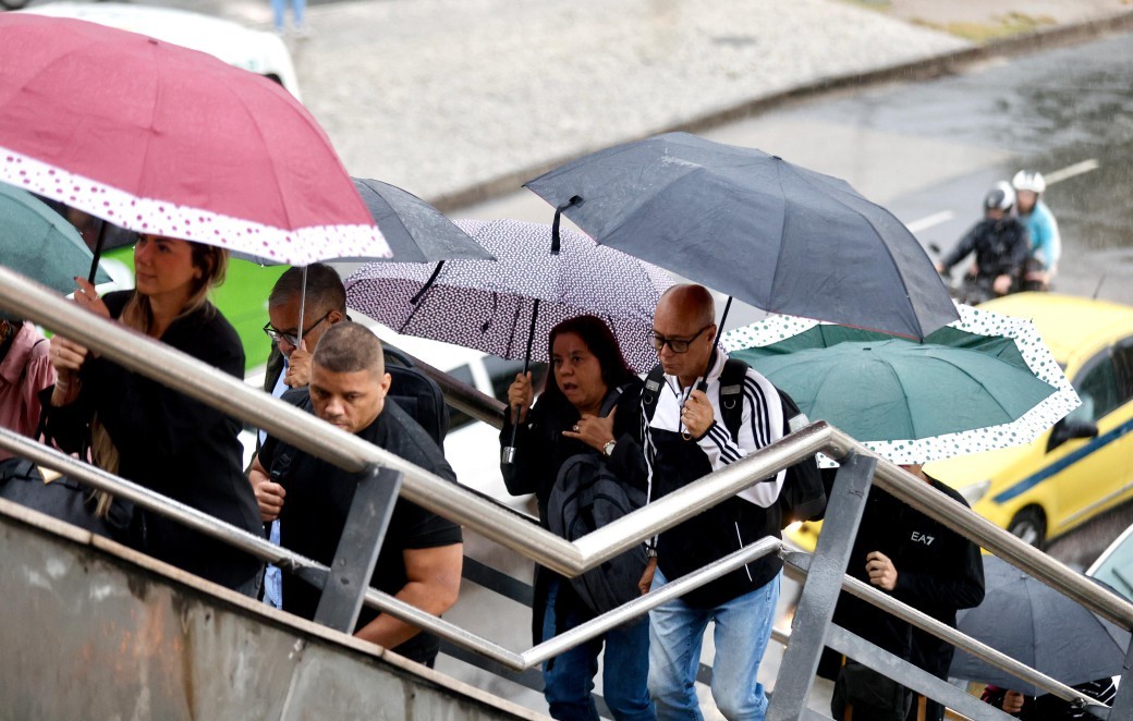Avenida no Rio de Janeiro sob chuva intensa e céu nublado, evidenciando a instabilidade climática recente.