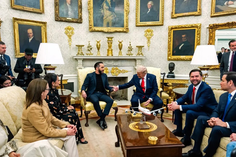 Trump recebeu Bukele no Salão Oval em abril para celebrar o acordo — Foto: Eric Lee / The New York Times