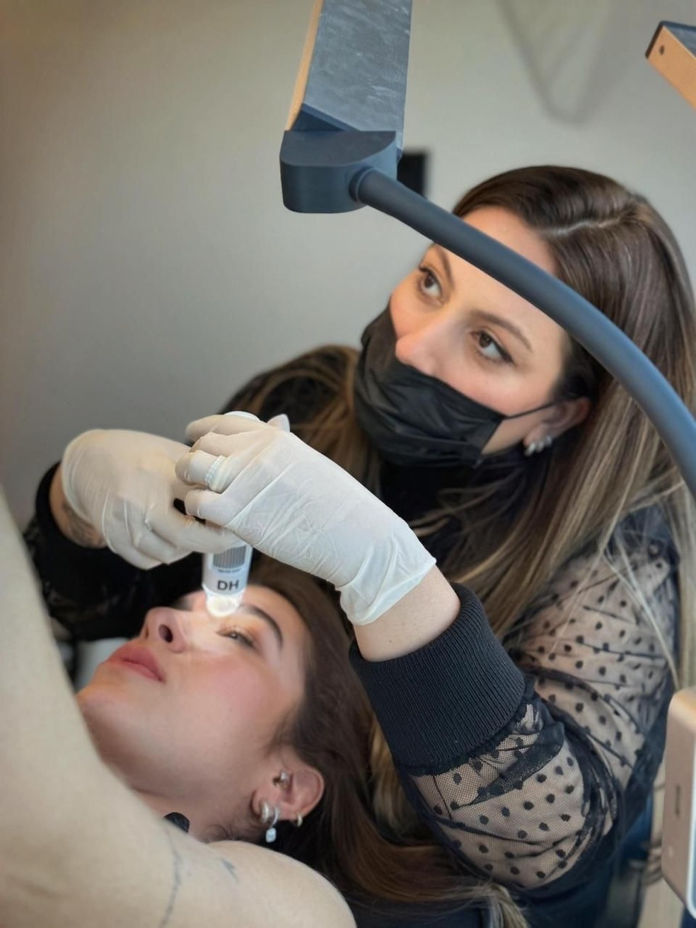Crescimento natural das sobrancelhas: truques que funcionam segundo Natasha Azarany — Foto: Divulgação