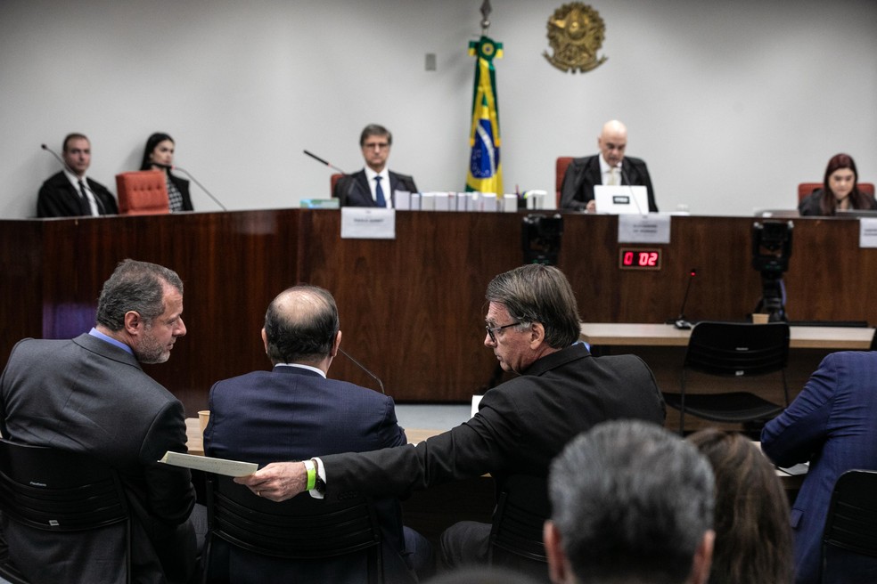 Jair Bolsonaro conversa com seus advogados — Foto: Brenno Carvalho