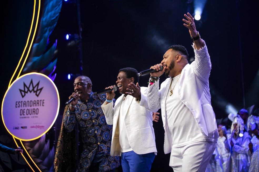Neguinho da Beija-Flor é homenageado pelos intérpretes Ito Melodia e Pitty de Menezes — Foto: Guito Moreto