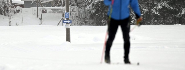 Termômetro de parque de esqui na Finlândia marca 18 graus negativos — Foto: VESA MOILANEN/AFP