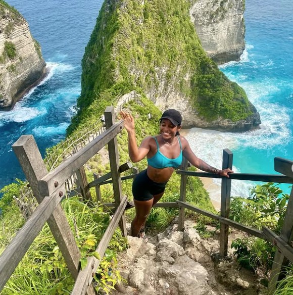 Juliana Marins posa durante viagem à Indonésia — Foto: Reprodução/Instagram