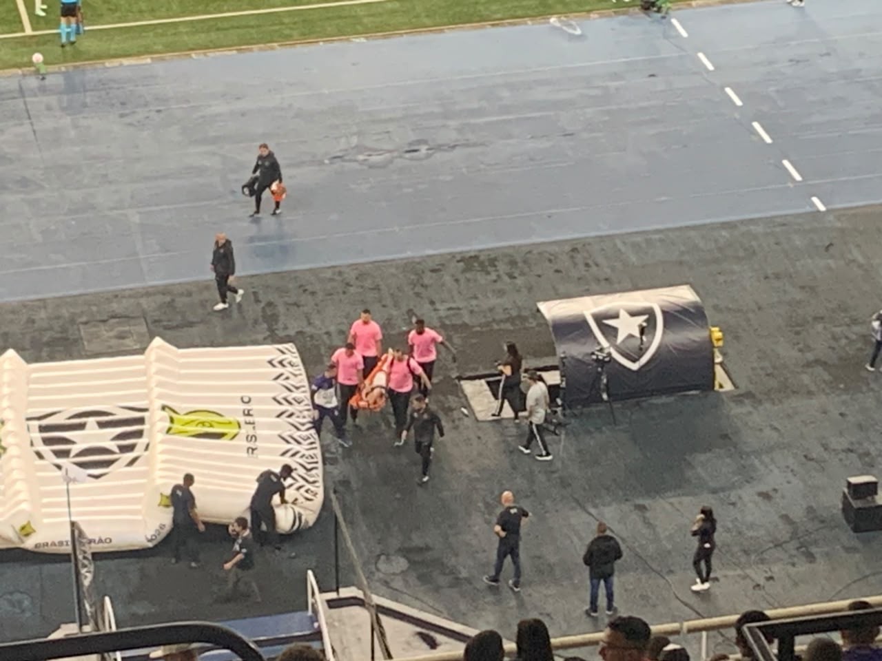Bruno Duarte, do Vasco, é substituído no clássico contra o Botafogo após sentir falta de ar e cair desacordado no gramado; veja