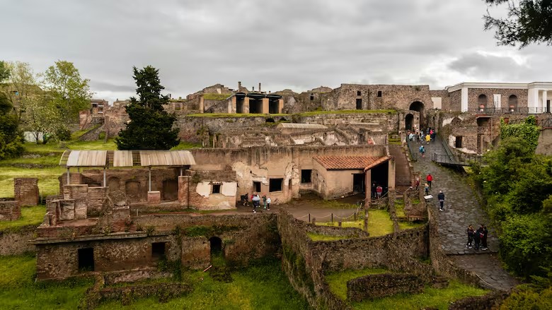 Guarda de Pompeia, na Itália, é preso acusado de estuprar turista adolescente - Foto