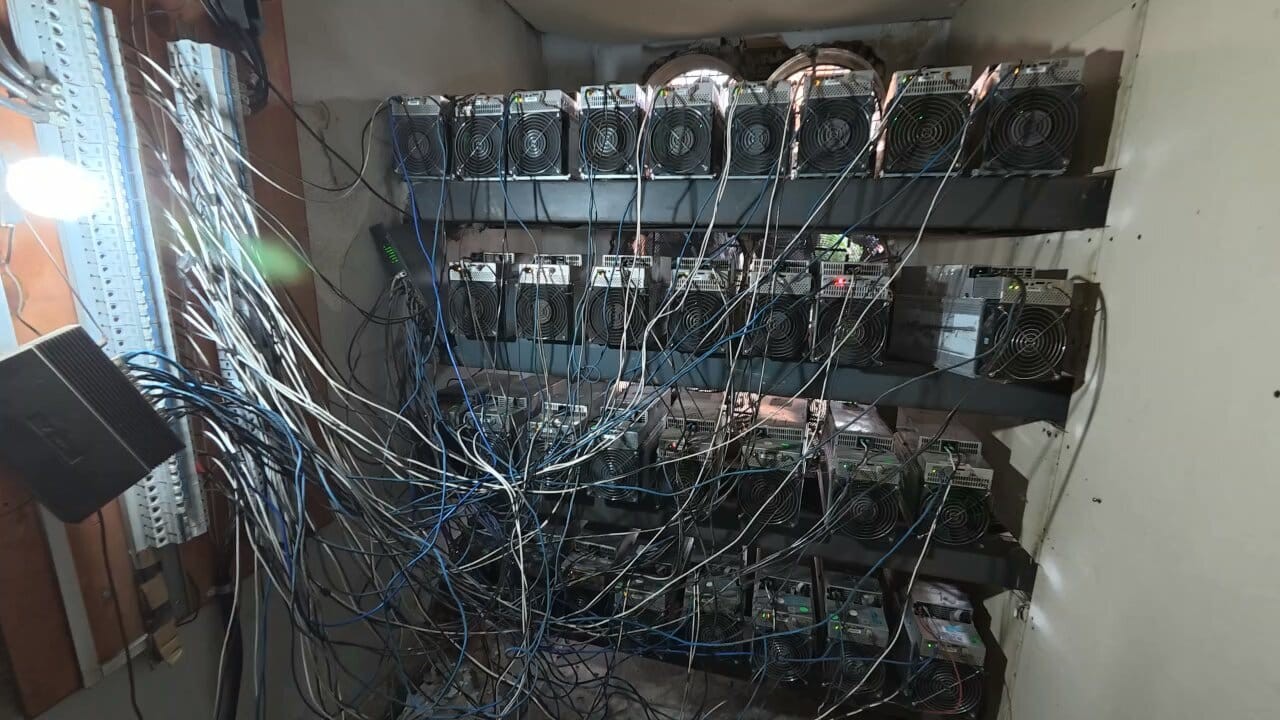 Polícia encontra fazenda de mineração de criptomoeda no Complexo do Lins; operação mira chefes do tráfico do CV