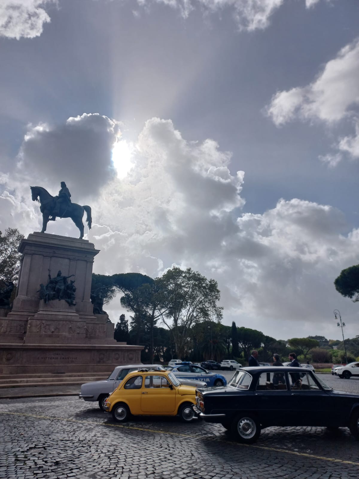 Taking a ride in vintage cars is another great way to discover Rome — Photo: Cláudia Amorim / O Globo