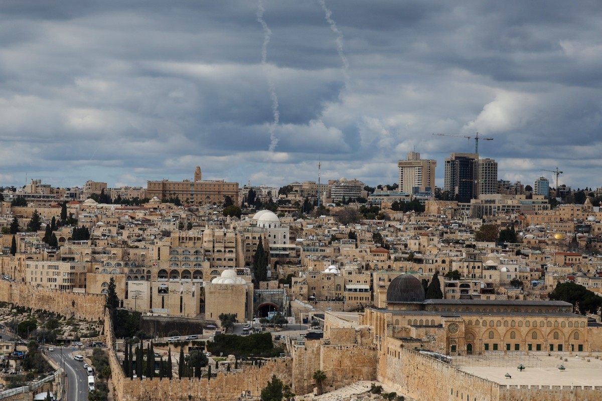 The trail of a rocket from Israel's Iron Dome anti-missile defense system is visible over the skies of Jerusalem — Photo: JACK GUEZ / AFP