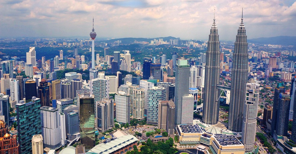 Capital da Malásia está se tornando cada vez mais atraente para negócios globais devido a sua grande força de trabalho que fala inglês, conexões de voo fáceis ao redor a região e a relativa acessibilidade — Foto: Pixabay