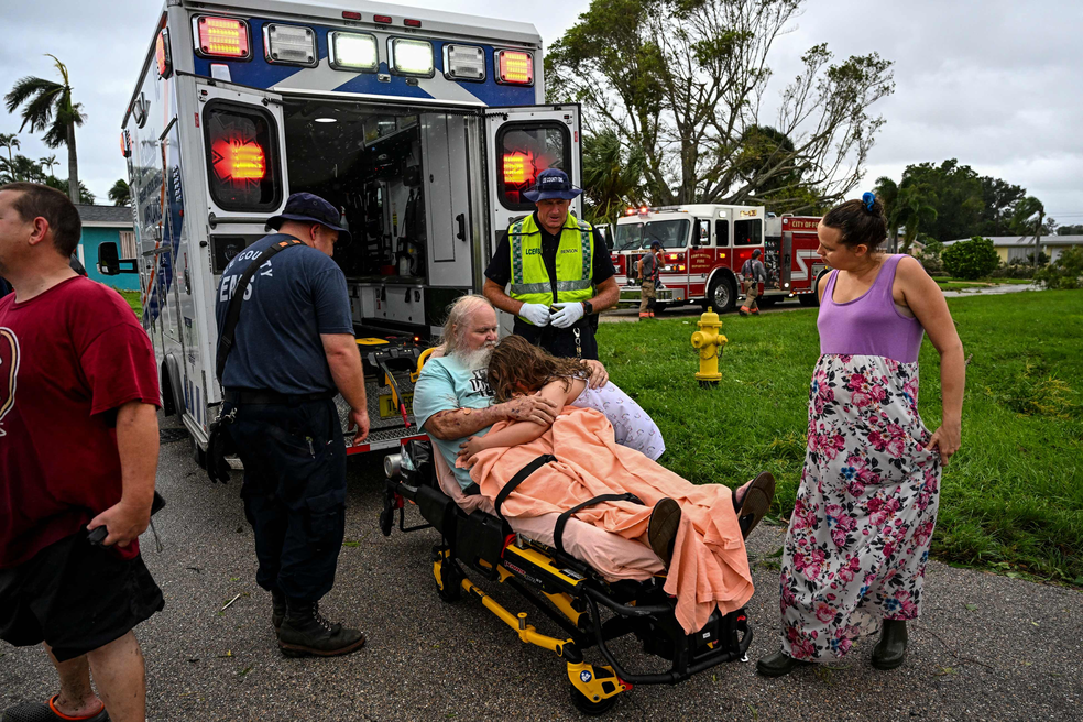 Idoso é socorrido para hospital após se ferir durante tornado em Fort Myers — Foto: Chandan Khanna/AFP