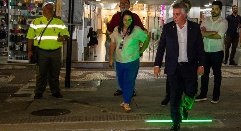 'Sabre de luz': BH testa tecnologia de LED adotada em países europeus para alertar pedestres distraídos com celular; vídeo