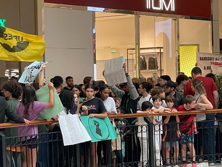 Alunos se reúnem no shopping Pátio Higienópolis para protestar contra o racismo