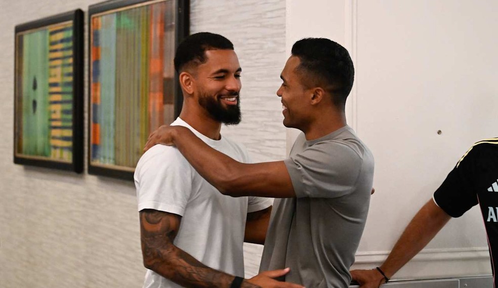Alex Sandro visita hotel da Juventus durante Mundial de Clubes — Foto: Divulgação/Juventus