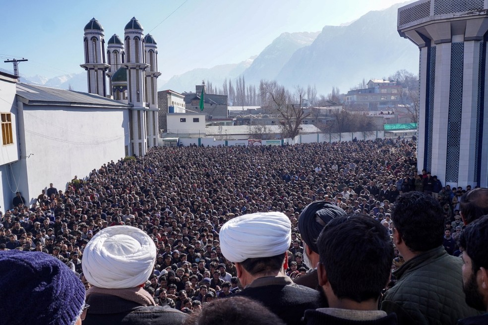 Muçulmanos xiitas se reúnem durante um protesto anti-EUA e anti-Israel em Skardu, na região de Gilgit-Baltistão, no Paquistão — Foto: AHMAD AL-RUBAYE / AFP