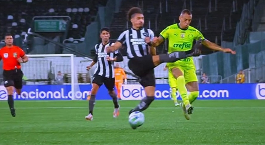 Adryelson foi expulso por falta em Breno Lopes