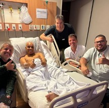 Anderson Leonardo, vocalista do Molejo, recebeu a visita de amigos no hospital, nesta semana — Foto: Reprodução de Instagram