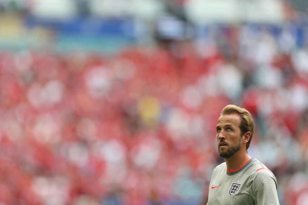Kane chega a 120 jogos e iguala Rooney como jogador de linha que mais atuou pela Inglaterra