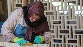 Bibi Amina, que abriu sua carpintaria em 2008, aos 30 anos — Foto: Manzoor Balti/AFP
