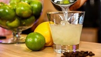 At the Municipal Market, Caipi Café (97246-8022) combined two national preferences. The coffee caipirinha is served in a version with or without alcohol and costs R$24.99 — Photo: Disclosure