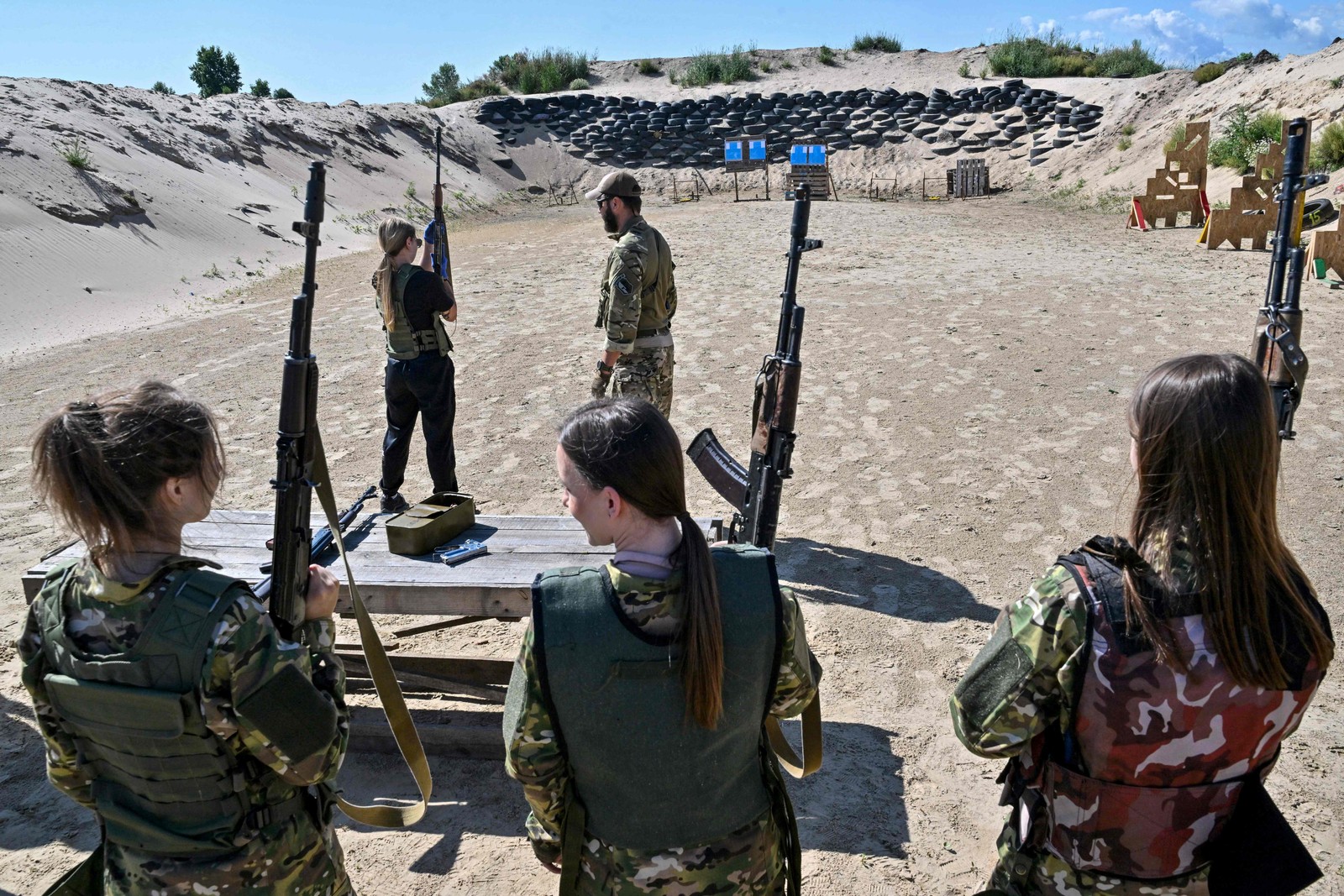 Militares ucranianas durante treinamento em Kiev, com novos uniformes especialmente projetados para o sexo feminino — Foto: Sergei SUPINSKY / AFP