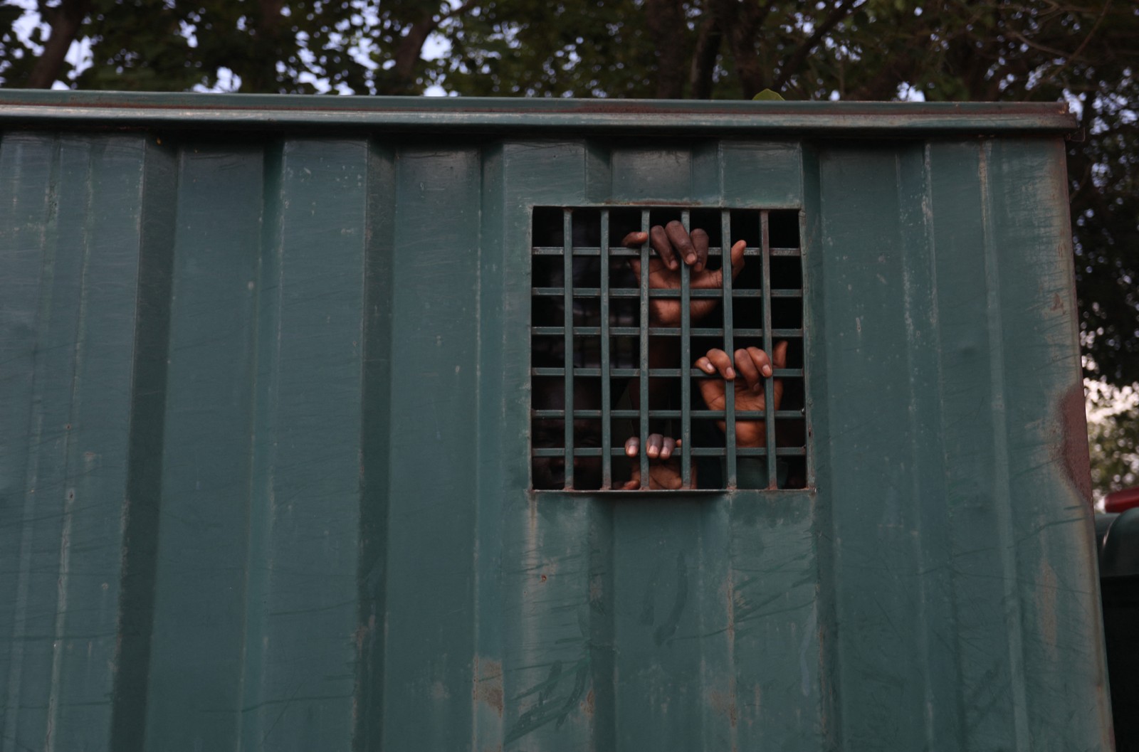 Recapturados. Uma operação de fuga em massa aconteceu na Prisão Média de Kuje, e, desde segunda-feira, a polícia da Nigéria está à faça dos fugitivos — Foto: KOLA SULAIMON / AFP
