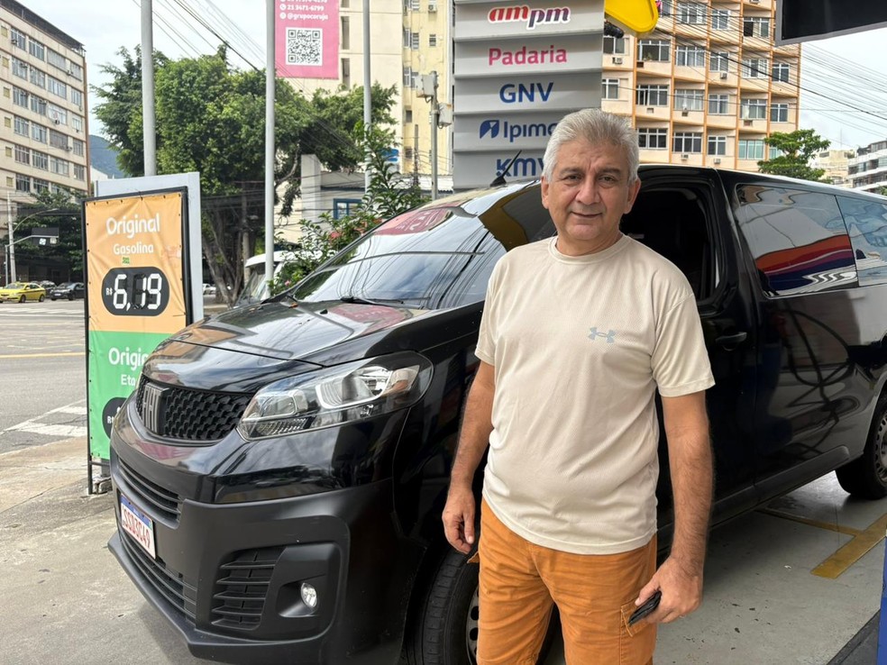 Eduardo Castro em um posto na Zona Norte do Rio — Foto: Lívia Mendes