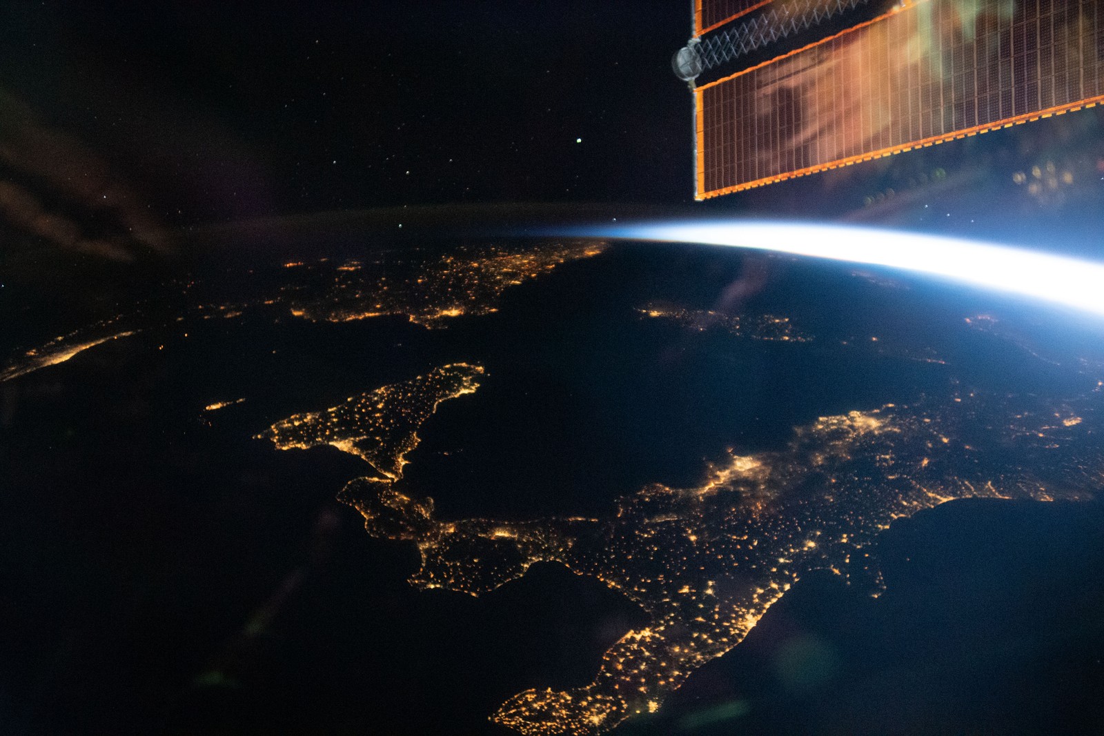 Luzes da Itália vistas à noite a partir da Estação Espacial Internacional durante crepúsculo orbital em 13 de maio de 2021, a cerca de 420 quilômetros do solo
