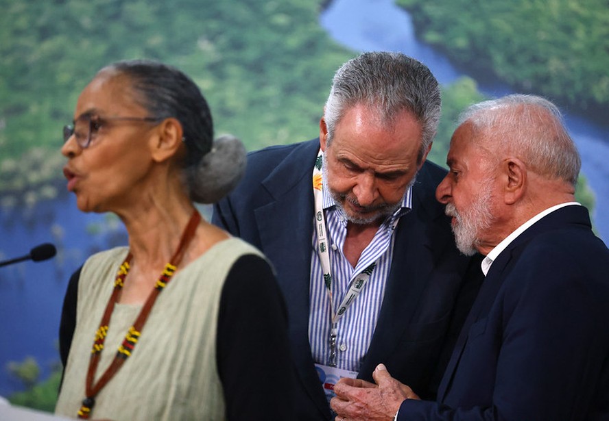 Marina Silva, ministra de Estado do Meio Ambiente e Mudança do Clima do Brasil fala ao lado do presidente da COP 30, André Corrêa do Lago e do presidente do Brasil, Luiz Inácio Lula da Silva durante a 30ª Conferência das Partes (COP30).