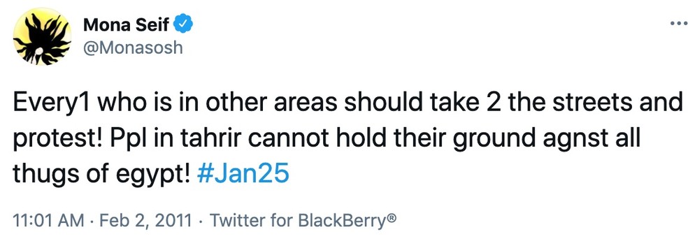Postagem no Twitter (hoje X) da ativista egípcia Mona Seif, que diz "Todos que estiverem em outras áreas devem ir às ruas e protestar. As pessoas na [Praça] Tahrir não podem manter suas posições diante dos brutamontes do Egito" — Foto: Reprodução / X