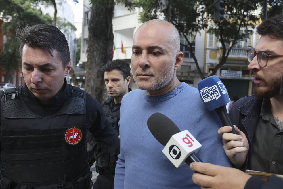 Polícia Civil e Ministério Pública realizam opoeração de combate aos crimes de organização criminosa, corrupção passiva, fraude em licitação e contratações e lavagem de dinheiro em um esquema de desvio de recursos públicos do Instituto Rio Metrópole (IRM). Na foto, Davi Perini Vermelho, o Didê, presidente do Instituto Rio Metrópole, após ser preso — Foto: Fabiano Rocha / Agência O Globo