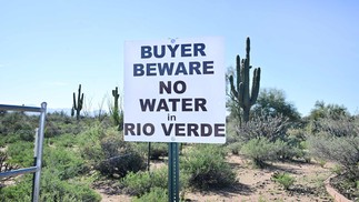 "Cuidado comprador, não há água no Rio Verde", diz a placa no Arizona. Sudoeste dos EUA sofre com racionamento devido à longa seca — Foto: FREDERIC J. BROWN/AFP