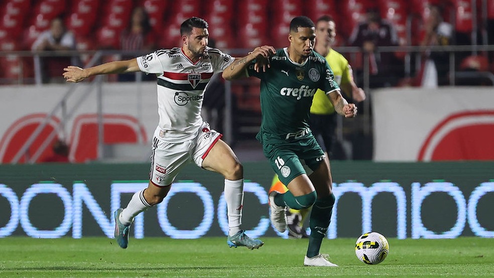 Calleri e Murilo disputam a bola no jogo entre São Paulo e Palmeiras, pela Copa do Brasil — Foto: Cesar Greco/Palmeiras