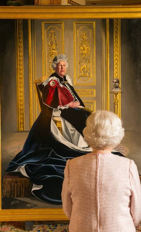 Elizabeth II observa pintura de si mesma do artista britânico Henry Ward, no Castelo de Windsor, em 14 de outubro de 2016  — Foto: DOMINIC LIPINSKI / AFP