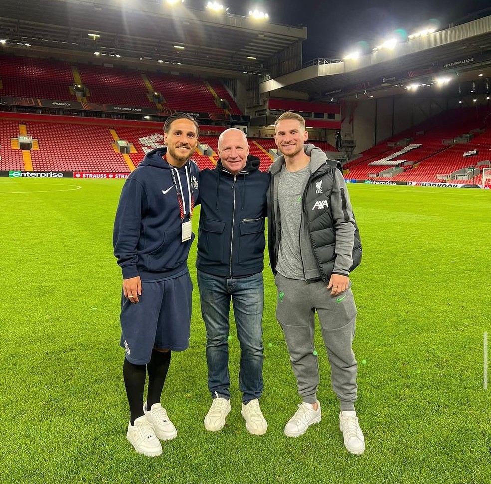Carlos Mac Allister com seus filhos, Kevin (à esq) e Alexis (à dir), ambos jogadores de futebol — Foto: Reprodução/Instagram