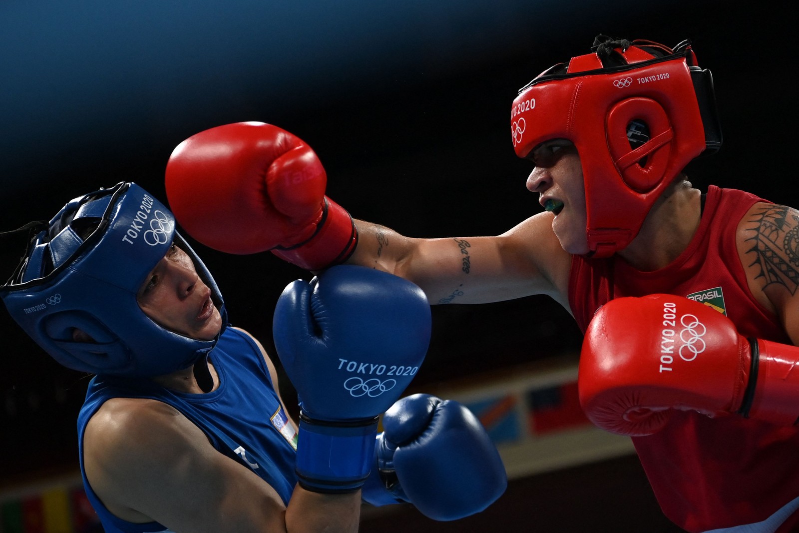 Beatriz Ferreira venceu Raykhona Kodirova, do Uzbequistão, e garantiu terceira medalha do boxe nesta ediçãoAFP