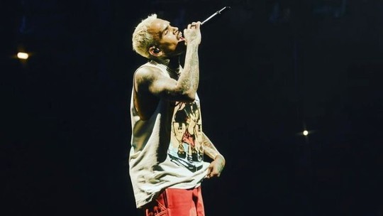 Chris Brown arremessa celular de fã durante show em Berlim
