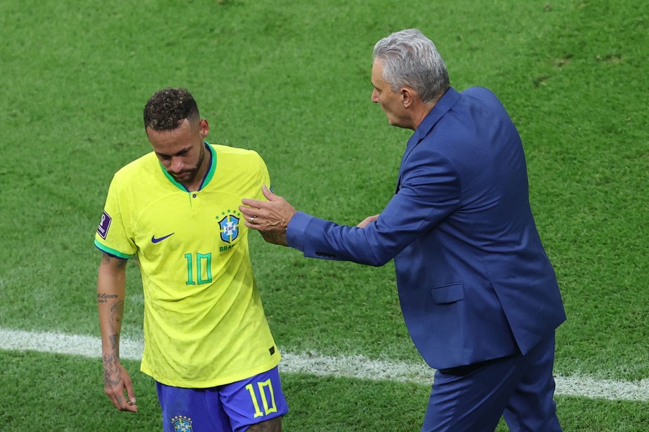 Foto: Neymar e Mavie: 'Hoje tem jogo do Brasil e aqui já estamos preparados  para torcer. Vamos, Brasil', escreveu o jogador - Purepeople