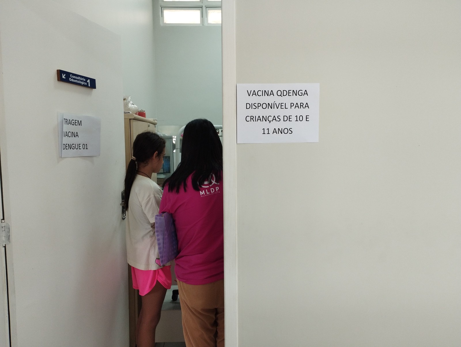 Vacinação no DF contra a dengue deixou pais frustrados por restrição ainda maior na idade permitida — Foto: Karolini Bandeira / O Globo