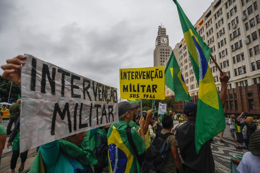 Manifestantes pedem intervenção das Forças Armadas no Rio