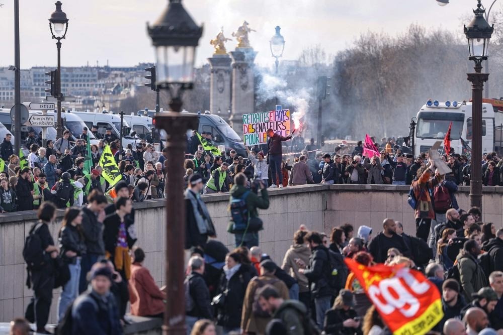 Manifestantes protestam na Praça da Concórdia, em Paris, nesta quinta-feira — Foto: AFP