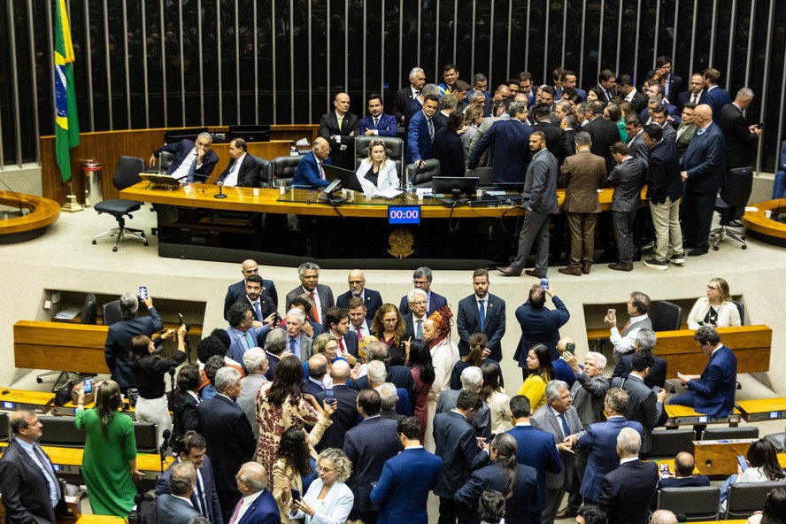 Urgência de projeto para proteção de crianças na internet estava na pauta  de sessão afetada por motim de bolsonaristas na Câmara