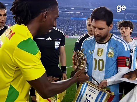 Entenda o significado da estatueta das Amazonas que Messi ganhou do capitão do Benin em despedida