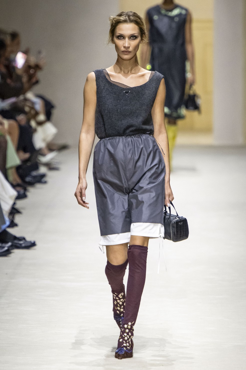 Bella Hadid no desfile da Prada — Foto: Getty Images