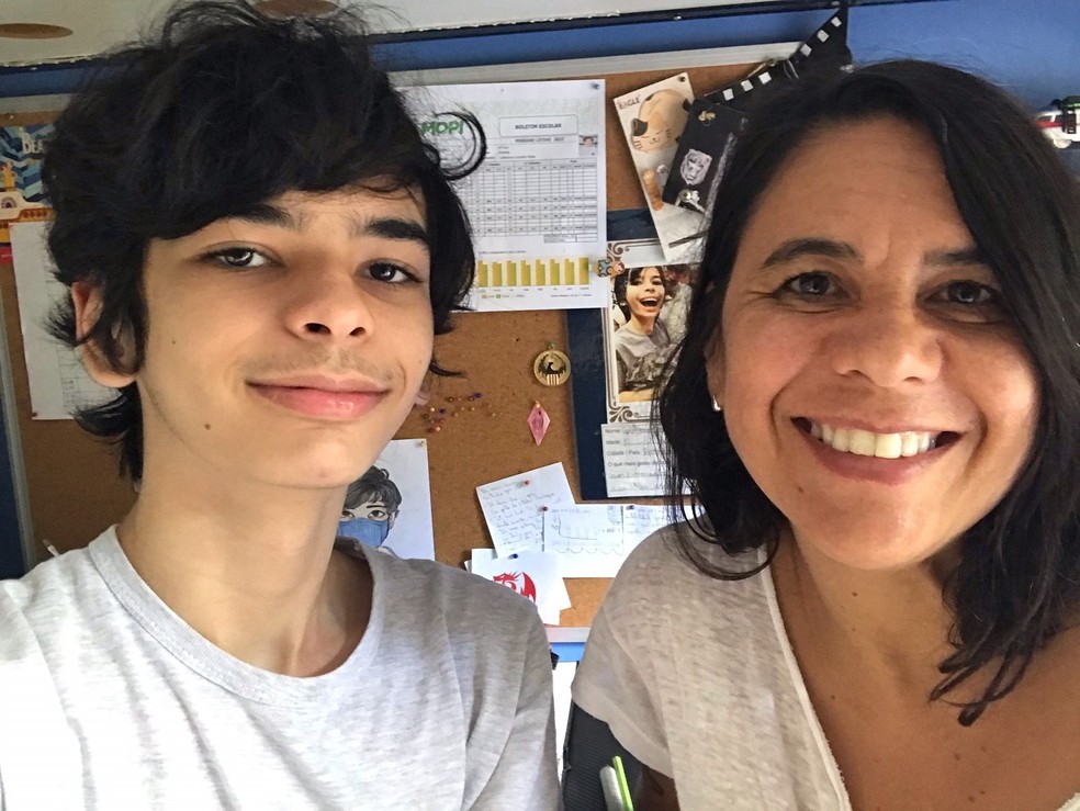 Guilherme e Carol: Para estudante do Mopi e sua mãe, é inevitável discutir política na escola — Foto: Foto de arquivo pessoal